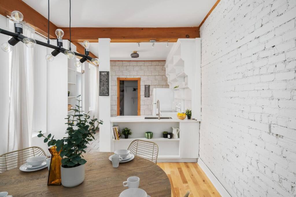 Chic Mile-End 3Br Getaway - Free Parking, Sleeps 8 Daire Montréal Dış mekan fotoğraf